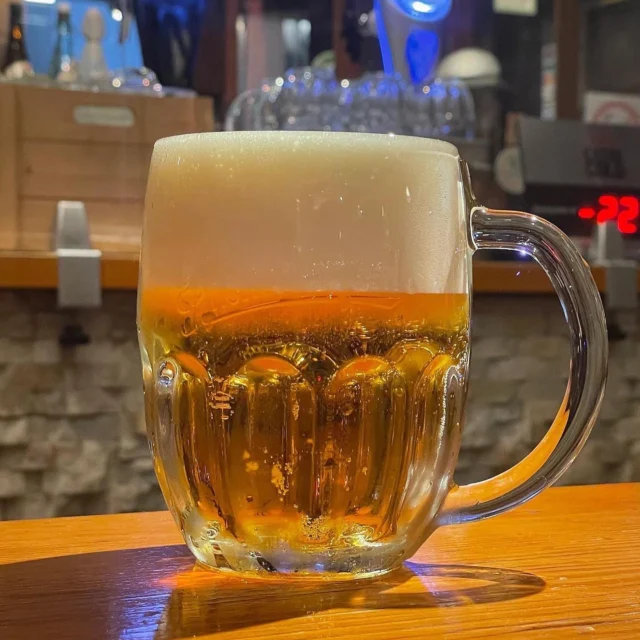 樽八でございます🍻
ピルスナーウルケル絶好調です👍
皆さま誠にありがとうございます😊
今回ウルケル導入記念としてのワンパイント大ジョッキ🍺700mlを超激安980円で販売させて頂きます❣️＊(450mlジョッキ800円)
原価楽勝50％超えてます😭
皆さま是非この機会にグビグビ味わって下さいませ♨️

#樽八
#ピルスナーウルケル
#ピルスナーウルケル生樽　
#京都
#百万遍
#居酒屋
#ウルケルジョッキ
#ウルケル大ジョッキ
#ハラディンカ