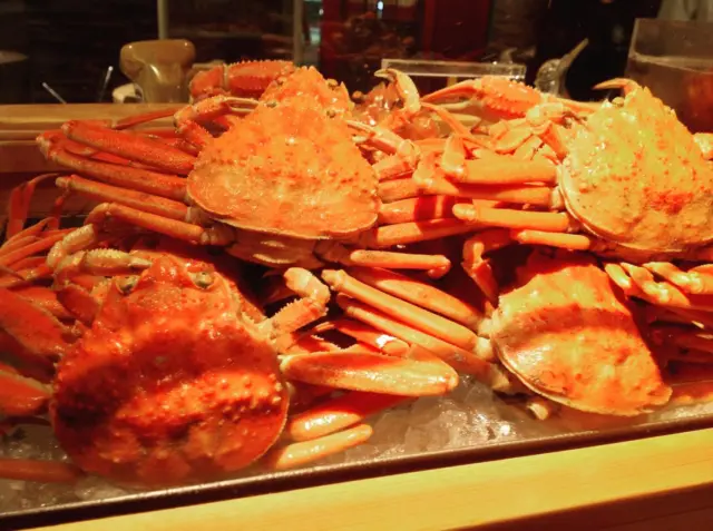 今年も寒くなってきました🏮
松葉蟹🦀の季節がやってまいりました♨️
樽八では低温のカニ用生簀をご用意しており、生きている蟹をそのまま調理致しております。
コッペは茹で蟹とし、松葉蟹は活の状態から殻を削ぎ、身を露出させてから高温のパワースチームで6分程、一気に蒸し上げて仕上げます。水に漬けないので味が抜けなく、ミソも完璧に固まり、超絶美味😋です。
また、🍲蟹しゃぶ鍋もご用意しております。こちらは殻を外し、お客様自身にてしゃぶしゃぶして頂けます🤗
今年は出始めは手頃な価格で動いていたそうはですが、先週よりやはり超絶
高騰しております😭
時折手頃な価格で入ってくる事もありますので、是非皆さまご賞味下さいませ☃️ 

＃京都　＃樽八　＃居酒屋　＃ピルスナーウルケル　＃ウルケル　＃ペールエール　＃隅田川ブルーイング　＃松葉ガニ　＃蟹しゃぶ　＃京都松葉ガニ