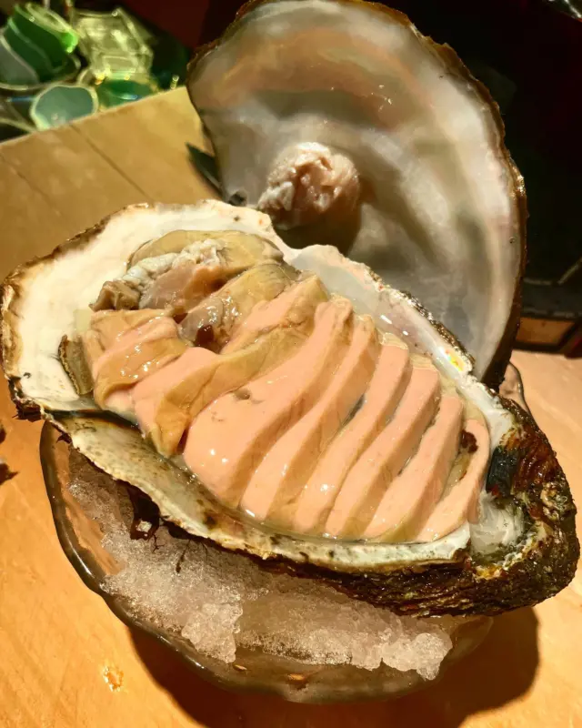 とんでも無くでかい岩牡蠣が出ました。
今年ナンバー1☝️🎾ボール級。
徳島天然岩牡蠣、多分今回の仕入れで最終です🌊